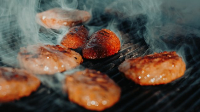Srednja medicinska i IT gimnazija Niš svim zainteresovanim kandidatima može ponuditi redovno i vanredno školovanje u okviru obrazovnog profila mesar, koji je trećeg stepena.