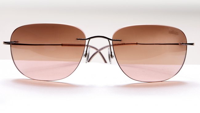 Po povoljnim uslovima je dostupno redovno i vanredno školovanje za zanimanje mehaničar optike, kao i stručno osposobljavanje, te programi dokvalifikacije i prekvalifikacije.