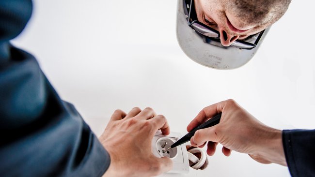 Redovno školovanje za zanimanje elektroinastalater traje 3 godine, a IT gimnazija nudi i stručno osposobljavanje, dokvalifikaciju, prekvalifikaciju i vanredno školovanje