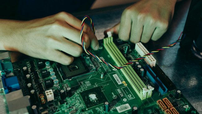 Uz stručno osposobljavanje, prekvalifikaciju i dokvalifikaciju za zanimanje Eletrotehničar računara, u ponudi je i vanredno i redovno školovanje