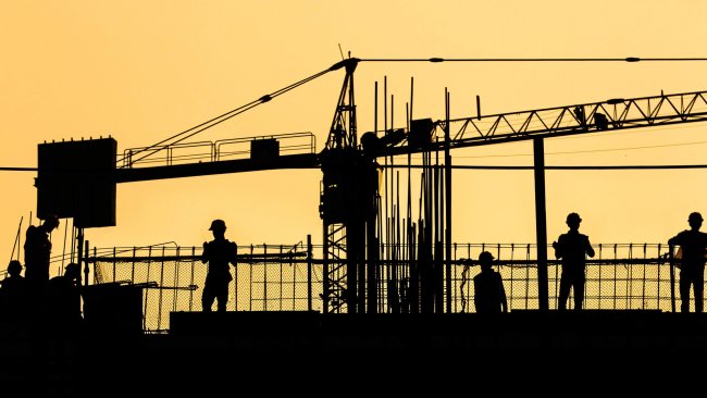 Po povoljnim uslovima je dostupno redovno i vanredno školovanje za zanimanje građevinski tehničar za niskogradnju, kao i stručno osposobljavanje, te programi dokvalifikacije i prekvalifikacije.